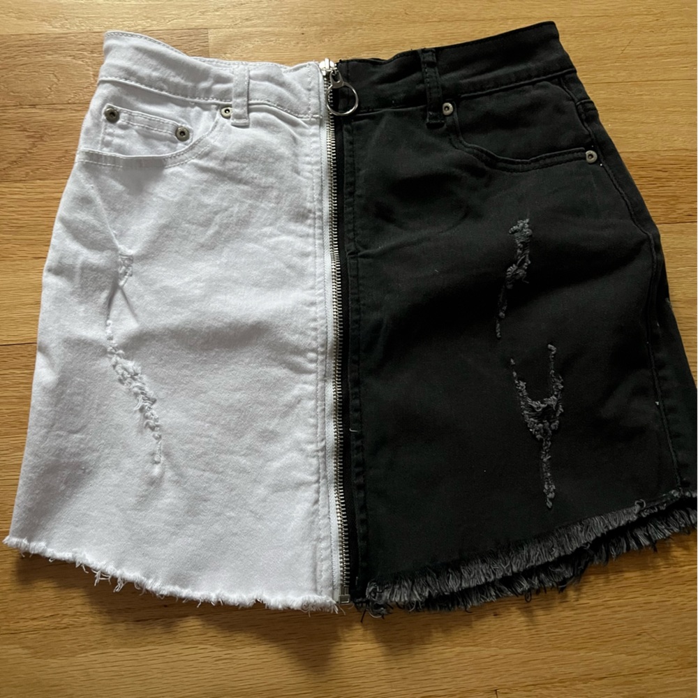 Black and White “Rock N Rags” denim skirt. Size women’s xs.